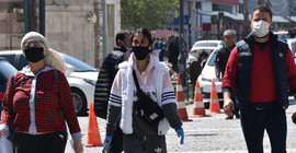Enfeksiyon uzmanı: Siyah maskeler süs olarak takılabilir, korumaya uygun değil