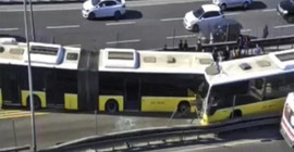 Avcılar'da iki metrobüs kafa kafaya çarpıştı