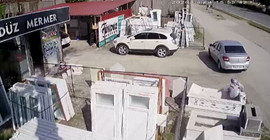 'Evde kalın bize iş çıkarmayın' yazılı mezarın içine düştü