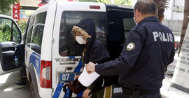 Şiddet gören kadın polis aracının gözaltı bölümüne konuldu
