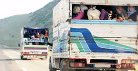 Tarım işçilerini taşıyan kamyonet TIR’a çarptı