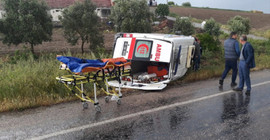 Hasta nakli yapan ambulans devrildi