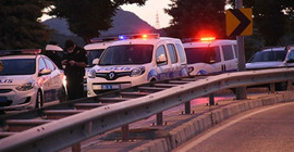 İzmir'de sokakta yürüyenlere ateş açıldı: Yaralılar var