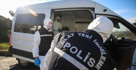 Olay yerinde delil toplaması gerekenler aksine temizlik yapıyor
