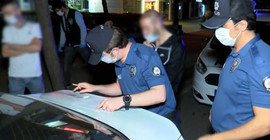 Sokağa çıkma yasağında saç ekim merkezine gittiler