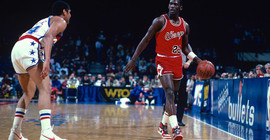Michael Jordan'ın NBA'de giydiği ilk ayakkabılar 560 bin dolara satıldı