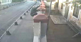 Kilisenin kapısındaki haçı söküp yere atan saldırgan yakalandı