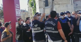 Beyoğlu zabıtası ile İBB zabıtası karşı karşıya geldi, araya polis girdi