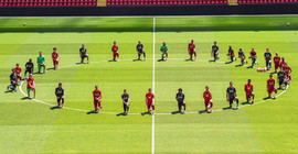 Liverpool, Floyd'u diz çökerek andı