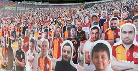 Galatasaray tribünlere taraftar maketleri yerleştiriyor
