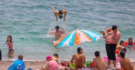 Kısıtlamalar kalktı, Antalya'da sahiller doldu