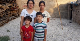 Gizli tanık ifadesiyle tutuklanan çiftin çocukları sokakta ağlayarak anne babasını arıyor