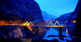 Kemaliye'de yolcu minibüsü Fırat Nehri’ne uçtu