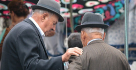 Emekliler isyan etti: En düşük aylık asgari ücrete çıkarılmalı