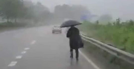 Giresun Baro Başkanı şiddetli yağmura rağmen yürüdü