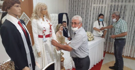 Salgın 'önlemi': Düğünde takılar gelin ve damat yerine cansız mankenlere takıldı
