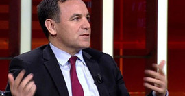 Deniz Zeyrek: Atatürk'ün ihanetle suçlanmasınà kimse çıkıp 'Orada durun' diyemiyor
