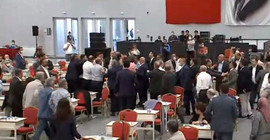 İBB Meclisi'nde 'FETÖ' gerginliği: Kolonya ve su bardakları havada uçuştu