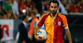 Galatasaray'ın kaptanı Selçuk İnan futbol kariyerini noktaladığını açıkladı