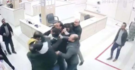 Sağlık çalışanına hasta yakınları saldırdı