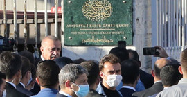 Erdoğan Ayasofya'ya asılan 'cami' tabelasını açtı