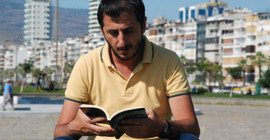 Toplu taşımada kitap okuduğu için dalga geçilmeye çalışılan genç kitap yazdı
