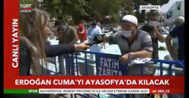 Konuşma engelli yurttaşa mikrofon uzattı