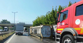 Sakarya'da kimyasal yüklü tanker devrildi
