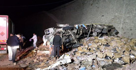 Erzurum'da dinamit yüklü kamyon devrildi, 2 kişi hayatını kaybetti