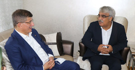 Davutoğlu'ndan Mithat Sancar'a taziye ziyareti
