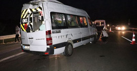 Cenazeye gidenleri taşıyan minibüs devrildi: 13 yaralı