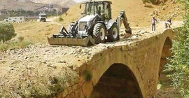 800 yıllık Kız Köprüsü'ne iş makinesiyle girdiler