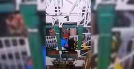 Jokey Halis Karataş, bindiği ata yumruk attı