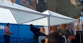 AKP'li başkan adayı 'adalet, adalet' diye bağırarak kürsüyü tekmeledi