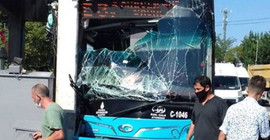 Kurtköy gişelere otobüs çarptı, 15 kişi yaralandı
