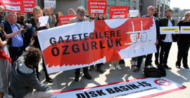 Ağustos ayında en az 15 gazeteci psikolojik ve fiziksel şiddete maruz kaldı