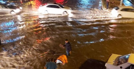 Sağanak ve dolu sonrası birçok kentte ev ve iş yerlerini su bastı