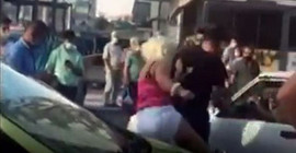 Yol verme kavgasında kadın sürücü erkek şoföre yumruk atınca çevredekiler: Kaç!