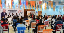 AKP kongresinde Türkiye bayrağının üzerine oturdular: Hani 'millilik', özür dileyin