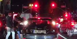 İstanbul'da yolda mendil satmaya çalışan gence saldırı