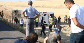 Yolcu otobüsü devrildi: 32 yaralı