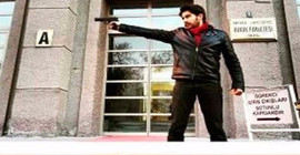 Ankara Üniversitesi önünde silahla fotoğraf çektiren araştırma görevlisi istifa etti