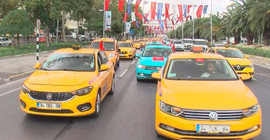 İBB'nin '6 bin taksi' projesini protesto eden taksiciler belediye önünde eylem yaptı
