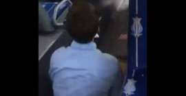 Metrobüste ezan okuyup namaz kılmaya başladı