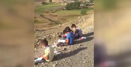 Öğrenciler uzaktan eğitim alabilmek için her gün köydeki tepeye çıkmak zorunda kalıyor
