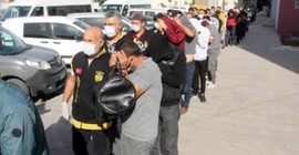 Swinger partisine katılan su tesisatçısı, kendisini diş hekimi olarak tanıtıp çiftleri dolandırdı