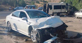 Urfa'da işçi servisiyle otomobil çarpıştı: 15 yaralı