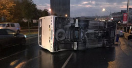 İstanbul'da servis aracı devrildi: 8 yaralı