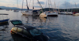 Sığacık'ta deniz yükseldi, tekerlekli sandalyedeki bir kişi su altında kalarak hayatını kaybetti