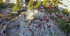 Torununu Erzincan depreminde kaybeden müteahhidin göçtüğü İzmir'de yaptırdığı bina çöktü